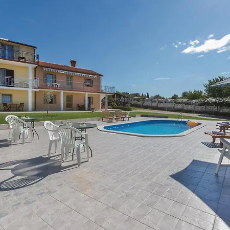 Two-Bedroom Apartment In Vrsar
