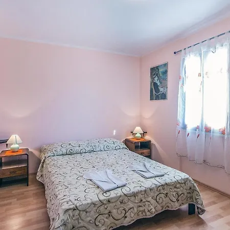 Two-Bedroom Apartment In Vrsar Apartment *